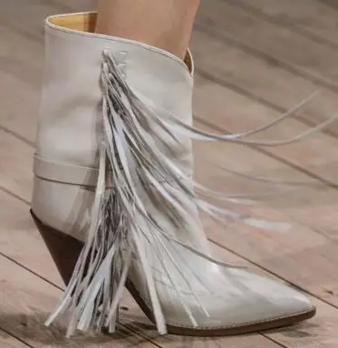 white with tassel BuonoScarpe/Шикарные ботильоны из коровьей кожи; женские Необычные ботинки на высоком каблуке с металлическими заклепками и кисточками; Модные женские Ботинки martin - Color: white with tassel