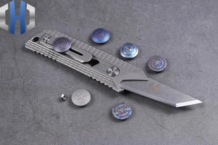 EDC Капитан Америка, титановый сплав, фонарик с зажимом для задней части, складной нож, стальной зажим для задней части, декоративная пряжка, кнопка «сделай сам»