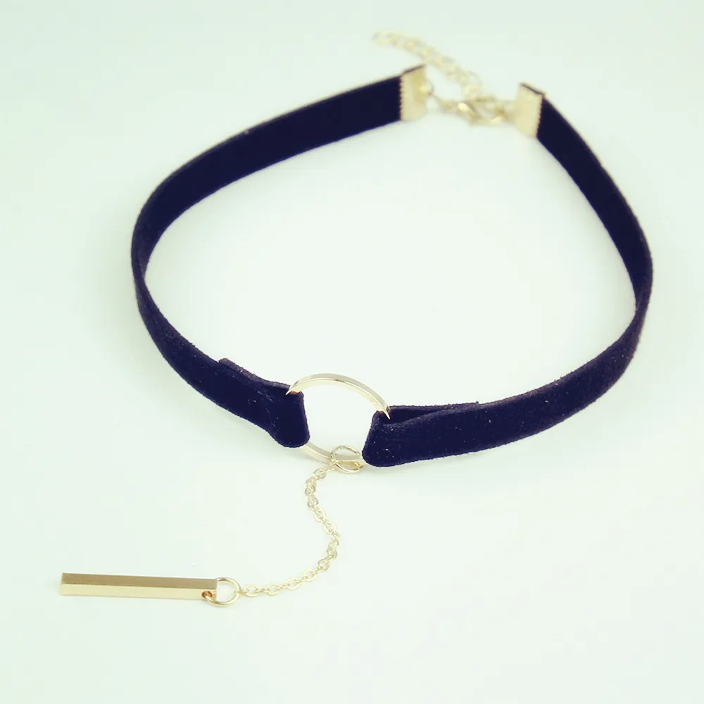 Женское колье-чокер с черной кожаной цепочкой в стиле панк золотистого цвета X178 |