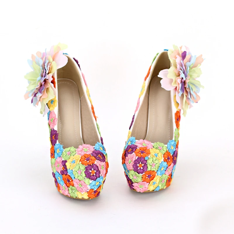 Блестящие красивые свадебные туфли на высоком каблуке с кружевом и цветочным