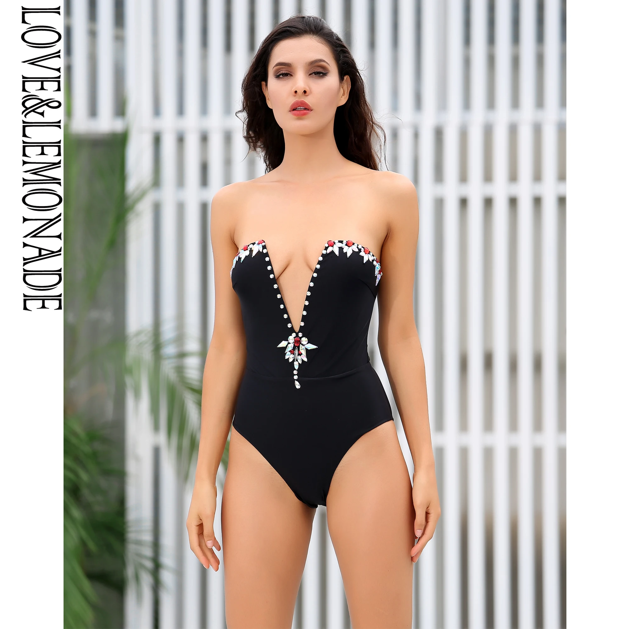 Женский пляжный костюм LOVE & LEMONADE черный с глубоким V образным вырезом модель