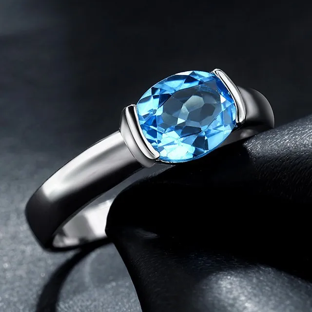 Кольцо из серебра 925 пробы с натуральным синим топазом овальная огранка женское