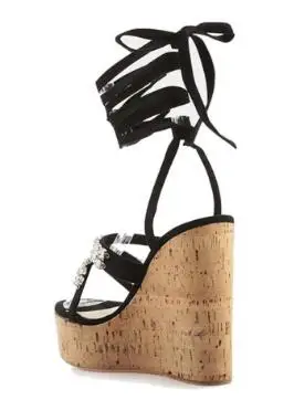 Модные черные пикантные босоножки на танкетке с деревянным лицевым покрытием