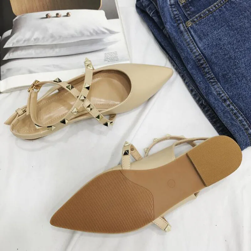 Женские туфли на плоской подошве заостренный носок заклепки перекрестные