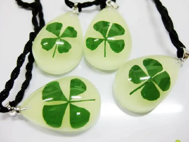 50 шт настоящие четыре листа Счастливый клевер и нашивками трилистника кулон