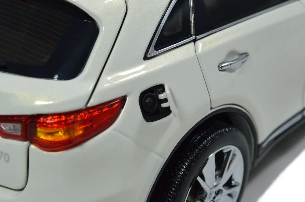 Paudi модель 1:18 Масштаб Infiniti QX70 белая литая под давлением модель автомобиля Игрушечная машина модель автомобиля открываются двери