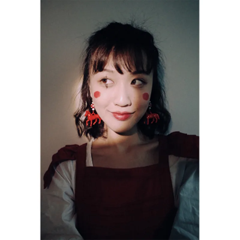 Цирковая труппа серии Yayoi Kusama большая красная лошадь преувеличенная волна точечная подвеска клипса шпилька Креативные аксессуары для девочек X1761