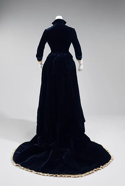 

1881 Period Scalloped Hemline and Medici Style Collar Black Cotton