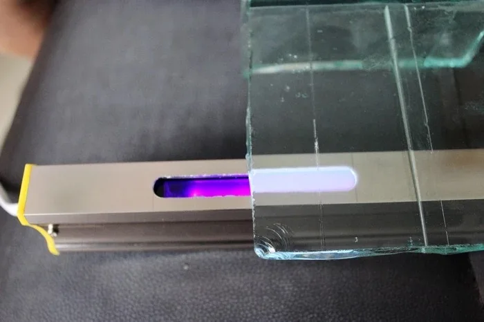 измерение стекла. уф детектор для определения оловянной стороны стекла. Agc рисунок как человек проверяет качество стекла. стороны стекла. обнаружение стекла.