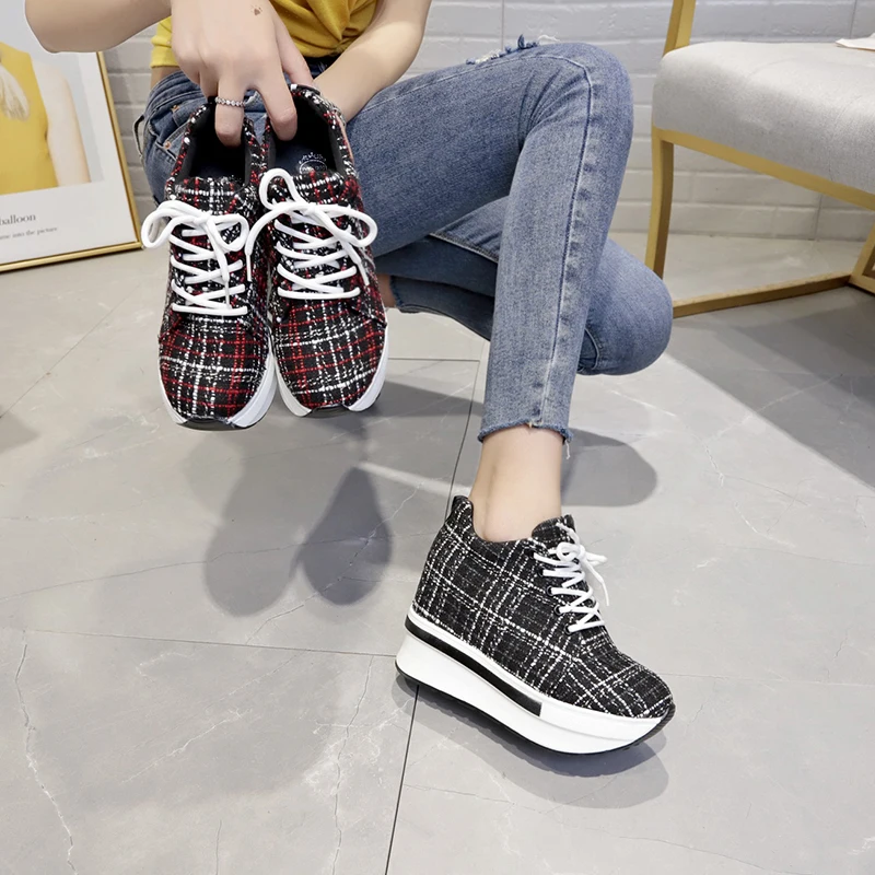 Женская повседневная обувь на танкетке кроссовки шнуровке визуально