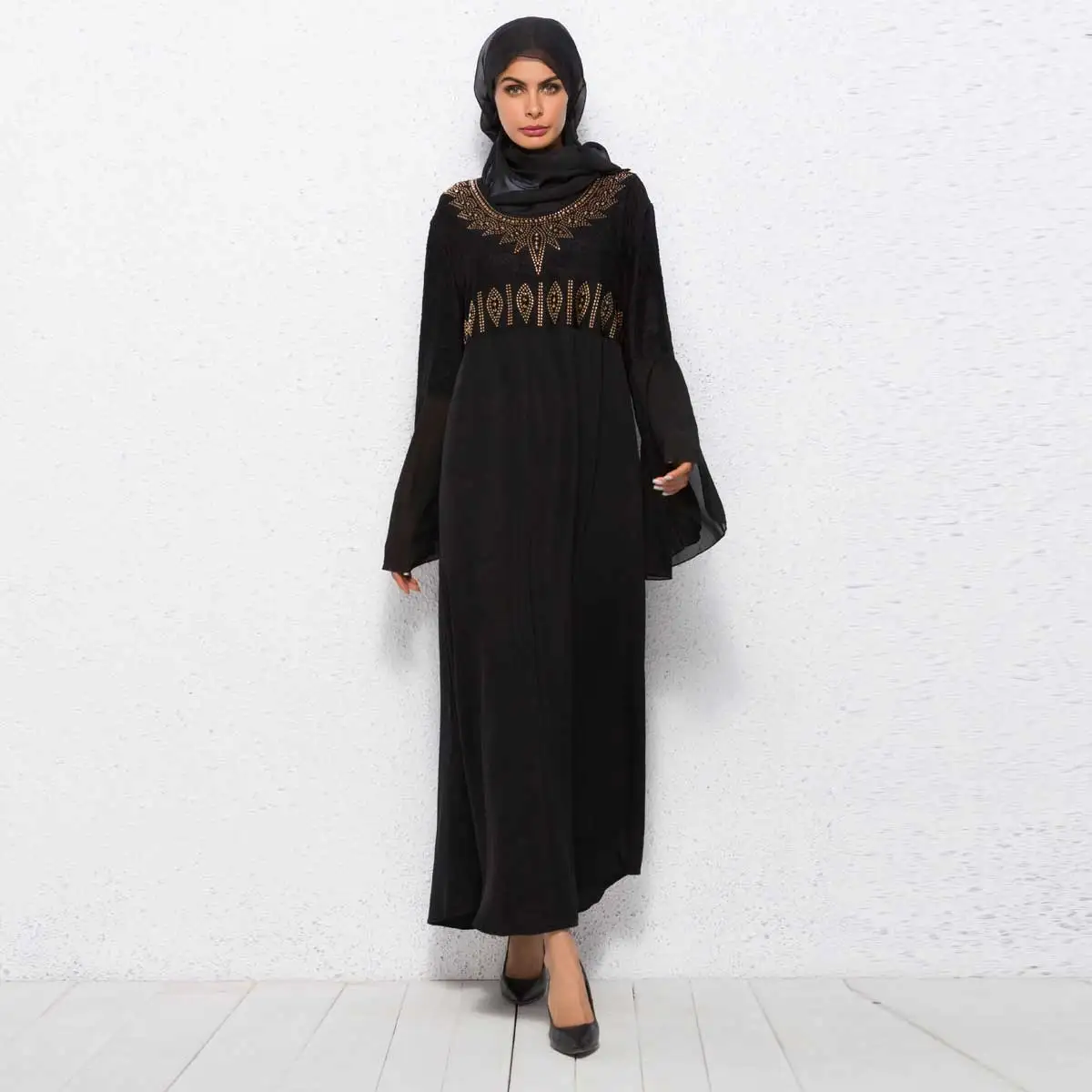 Женское шифоновое макси платье со стразами и бусинами расклешенное с длинным