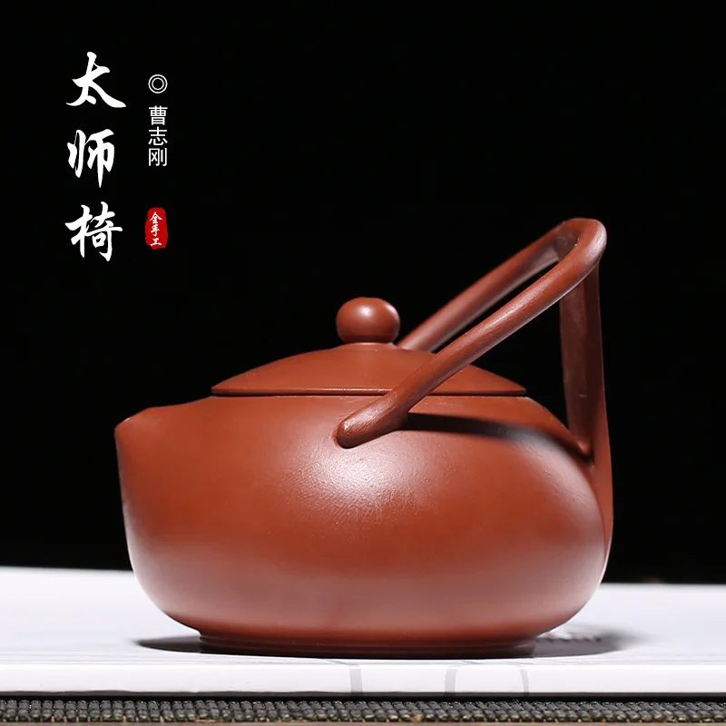 

State Worker of Zhuni Taishi Chair, Yixing Zishahuyuan Mine, collects and customizes a piece of hand-made gifts.