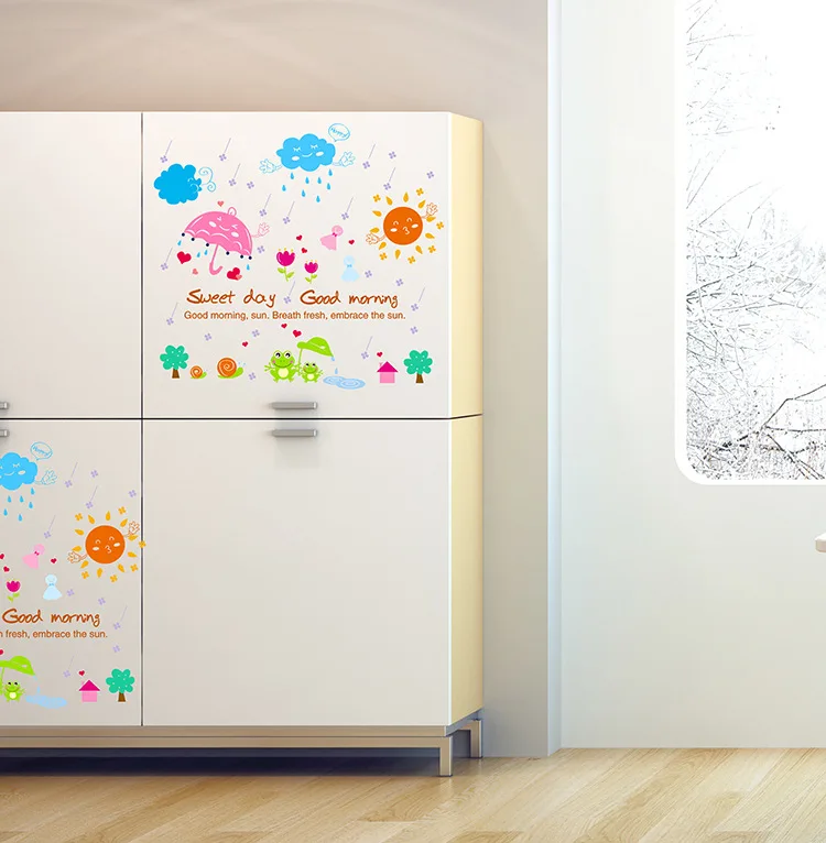 Детская комната диван фон декоративные наклейки на стены солнце облака лягушки