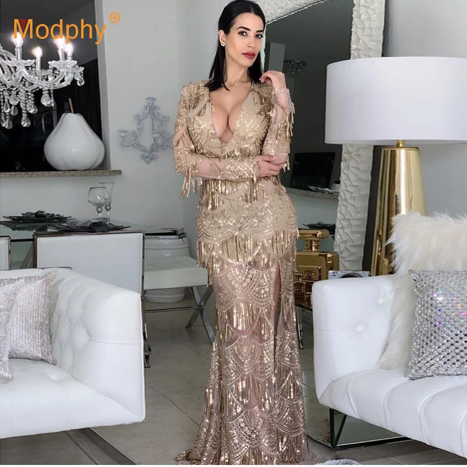 Блестящее вечернее платье с кисточками и золотыми блестками длинным рукавом