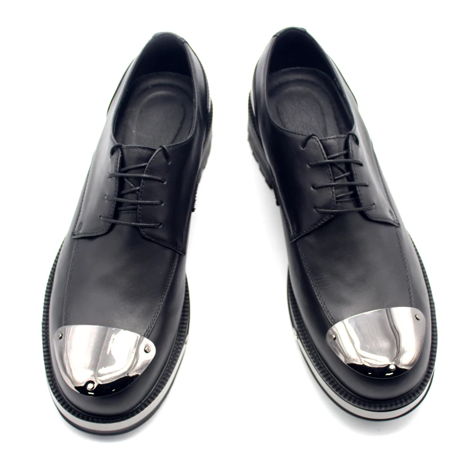 Мужские кожаные туфли с металлическим украшением круглым носком на шнуровке