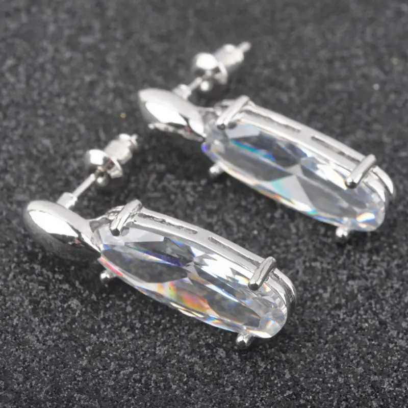 Женские серьги гвоздики с белым камнем фианитом и серебряным покрытием модель