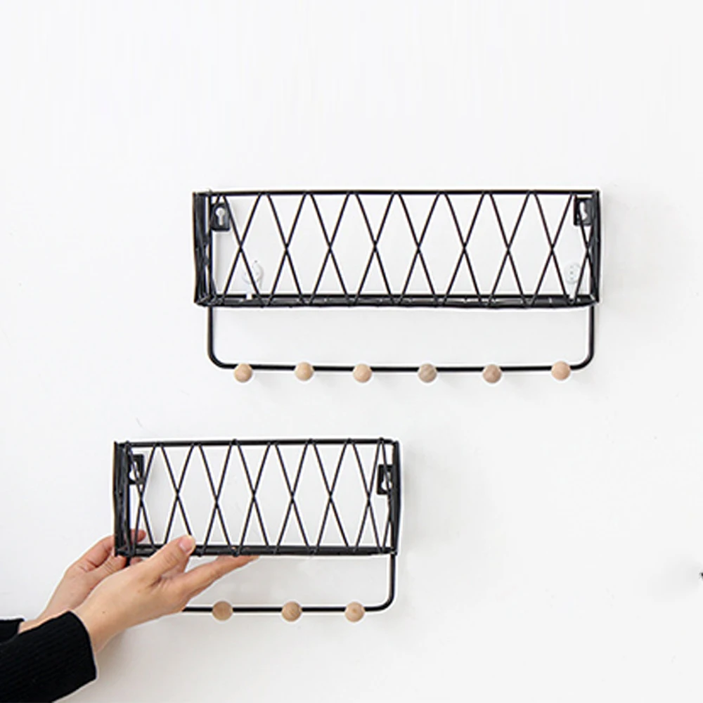 Деревянная железная настенная полка склад-хралилище подставленное к стене