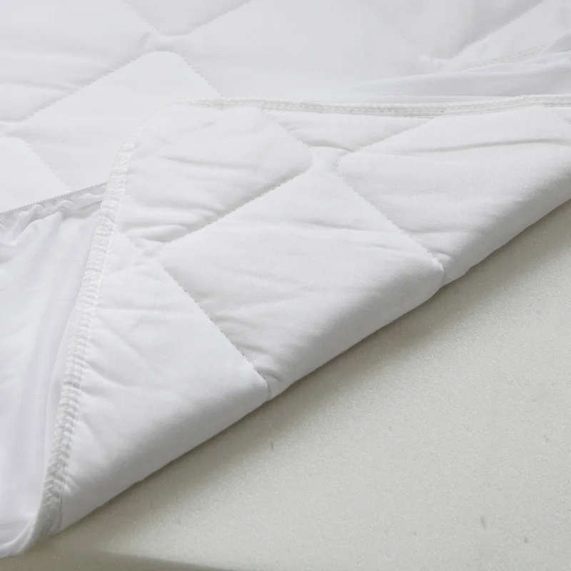 Щетинистая ткань с мягким наполнителем. Водонепроницаемый наматрасник с защитой от микробов для малышей 28*52*6 дюймов / 71*132*15 см.