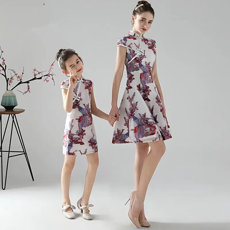 Платье Qipao для мамы и дочки; платье Ципао с цветочной вышивкой для мамы и дочки; вечерние платья для мамы и дочки; одежда для всей семьи