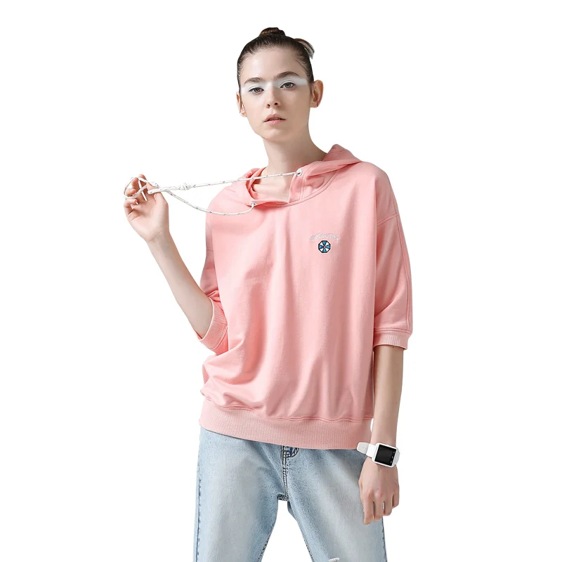 Женская футболка с капюшоном и вышивкой коротким рукавом | одежда