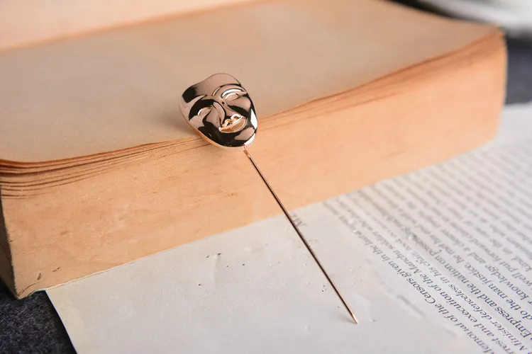 Мужская брошь с воротником в виде маски | Украшения и аксессуары