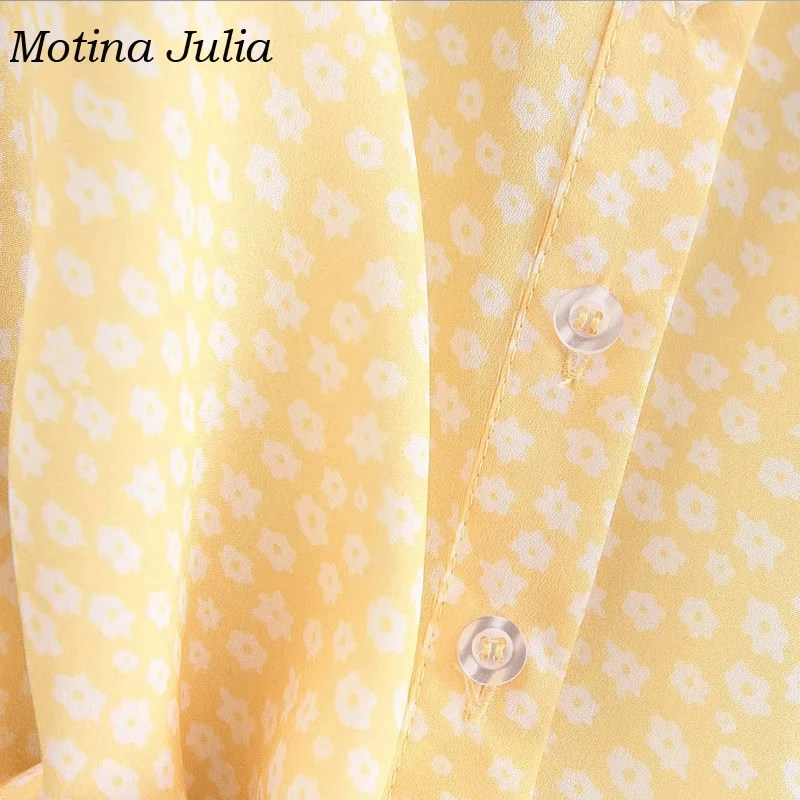 Женское мини платье с рюшами Motina Julia открытыми плечами и принтом на пуговицах