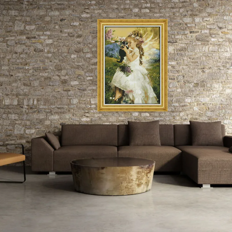 Девочка держит кошку крестиком штампованные наборы крестиков напечатанные на