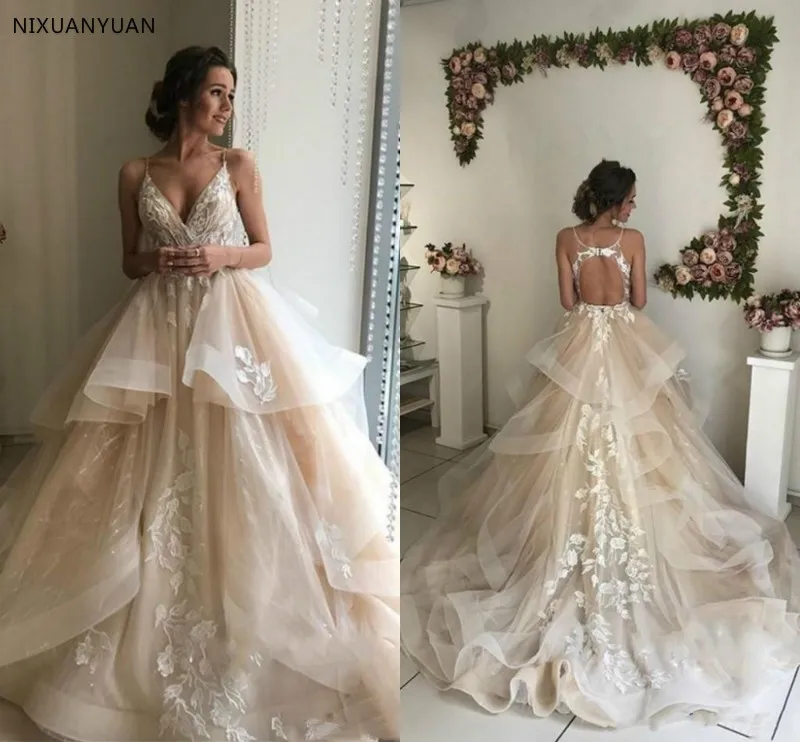 

2022 Champagne Elegant A Line Spaghetti Lace Wedding Dresses Tiered Ruffle Flowing Lace Applique V Neck Bridal Wedding Gowns