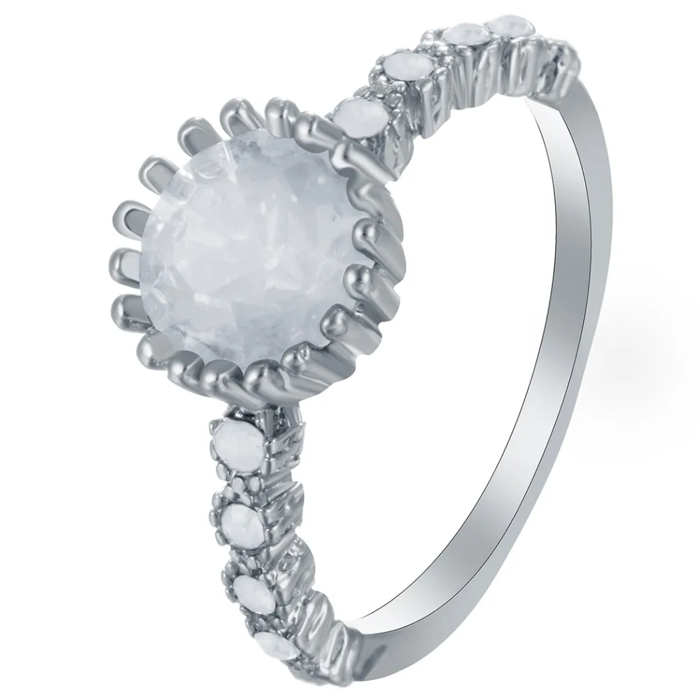 Женское кольцо с австрийскими кристаллами в простом стиле |