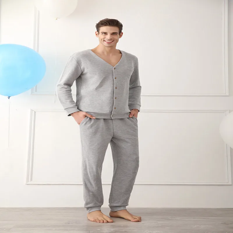 Мужская пижама из хлопка с v-образным вырезом и длинным рукавом. На рукавах джемпера манжеты, брюки снизу на резинке.