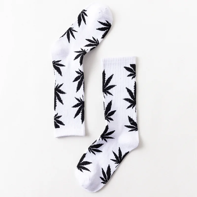 Black leaf in White Осенне-зимние популярные женские разноцветные забавные носки с Кленовым листом хлопковые мужские носки средней длины, счастливые носки Высокие Бедра хипстерские прикольные носки - Цвет: Black leaf in White