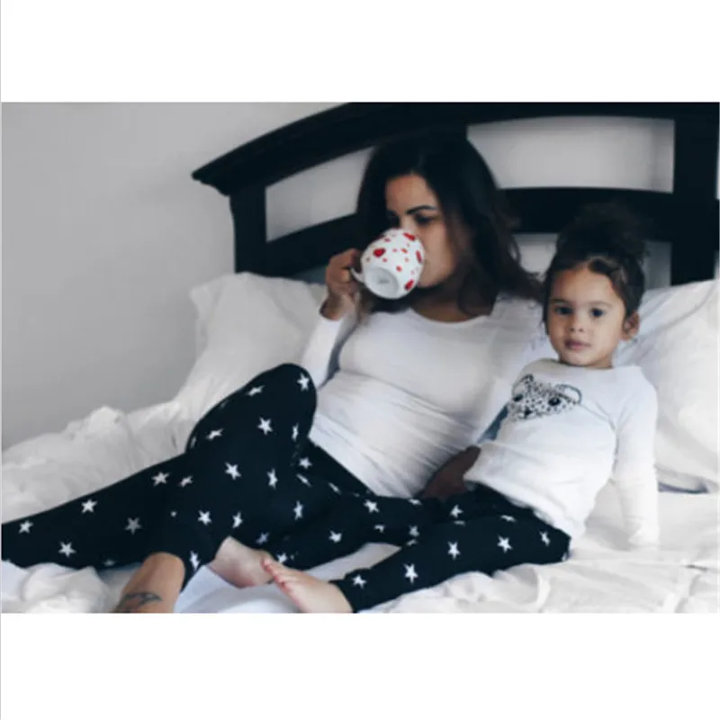 Одинаковые комплекты для семьи штаны мамы и дочки 2017 леггинсы с принтом модная