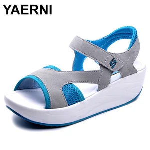 Женские босоножки YAERNI, повседневная сетчатая дышащая обувь, женские босоножки на танкетке, лето 2021, босоножки на платформе, размер 40