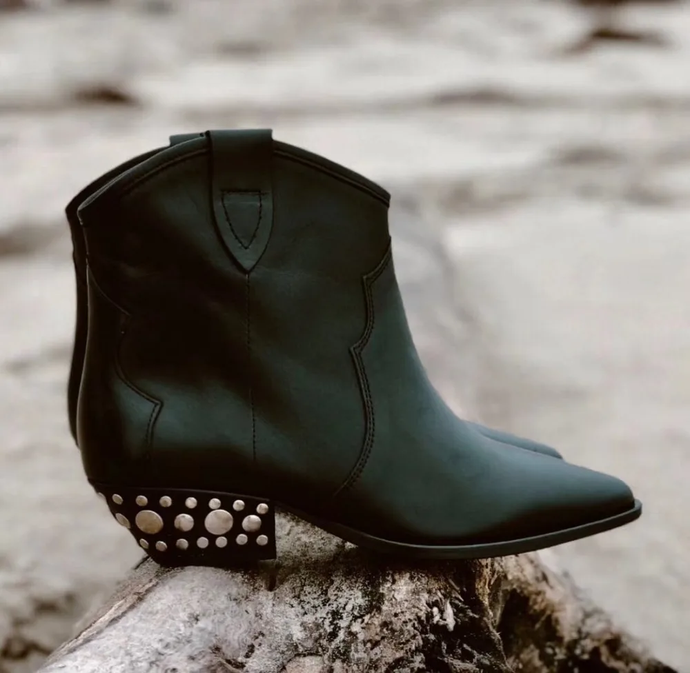 Демисезонные шикарные кожаные ботильоны 2019 женские остроносые ботинки с