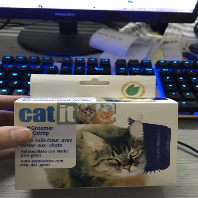 with box grey Удобный массажер для кошек угловая Массажная щетка пластиковая фиксированная Расческа для удаления волос царапины суки товары для ухода за домашними животными с котом - Цвет: with box grey