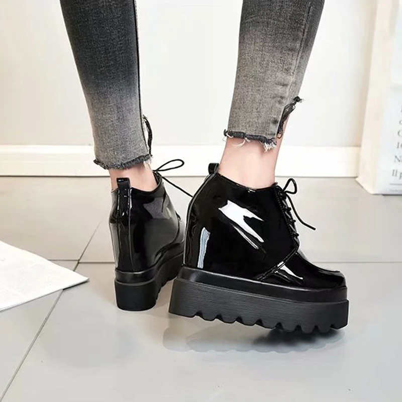 Женские кроссовки на платформе увеличивающие рост из лакированной кожи модные