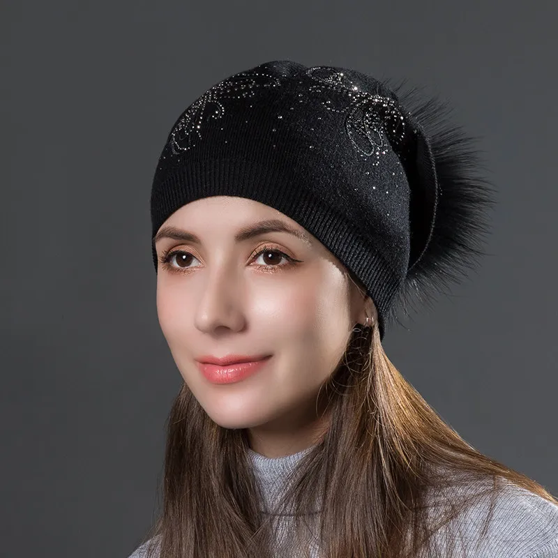 Black POMPOM Подошва из толпы Для женщин кружевами и украшением в виде бабочки шляпы крашение меха енота помпонами Шапки женские зимние, вязаные, теплые шерстяная Осенняя шапка головные уборы skullies beanies - Цвет: Black POMPOM