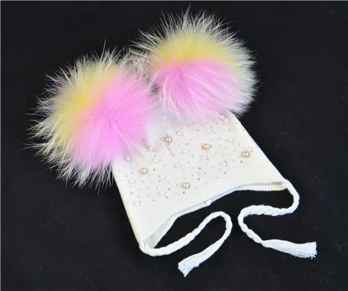 White color fur Детская теплая зимняя шапка с двойным меховым помпоном, вязаная шерстяная шапка для маленьких мальчиков и девочек, Шапка-бини с помпонами из натурального меха енота - Цвет: White color fur