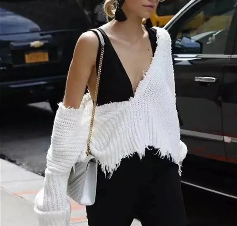 Женский трикотажный свитер с открытыми плечами черный однотонный Свободный