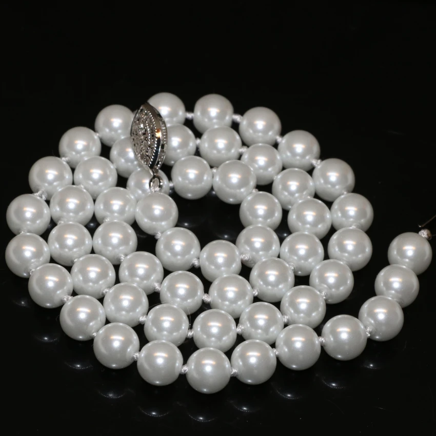 Женский ювелирный комплект из колье и серёг с белыми искусственными жемчужинами