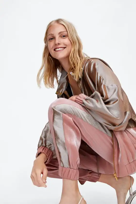 Женский спортивный костюм с контрастным металлическим атласом куртка капюшоном