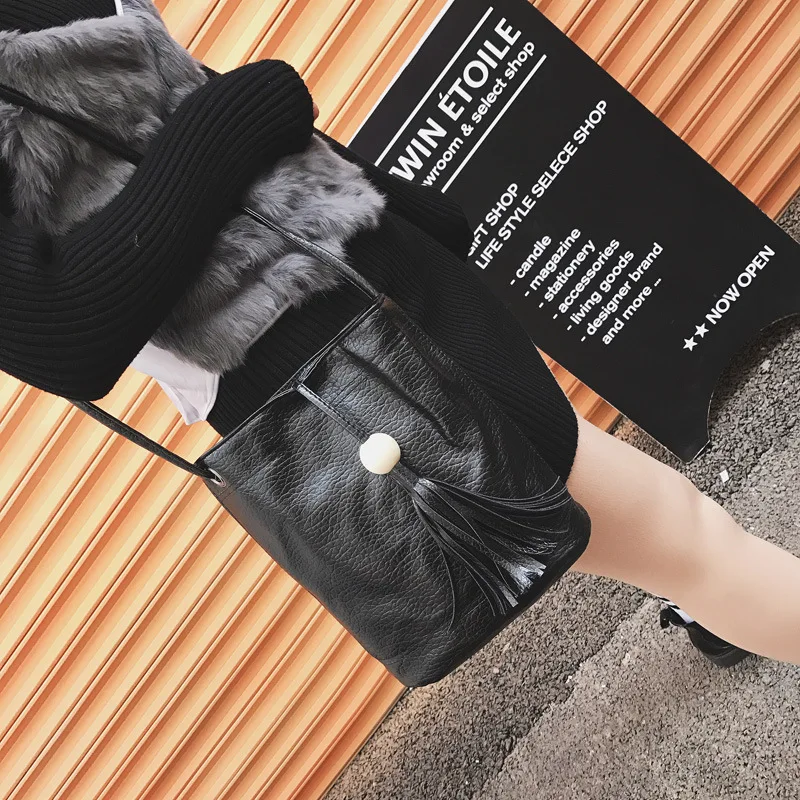 Модная женская сумка-мессенджер кожаная однотонная сумка с кисточками из дерева