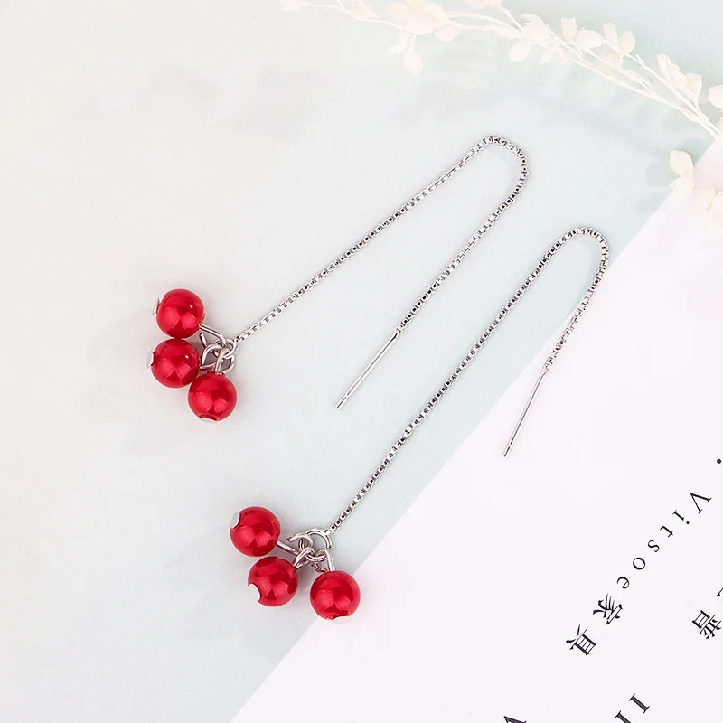 Женские серьги-подвески из трех красных клубничных бусин серебряного цвета с