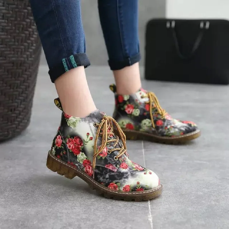 Ботинки мартинсы женские демисезонные на шнуровке с винтажным цветочным принтом