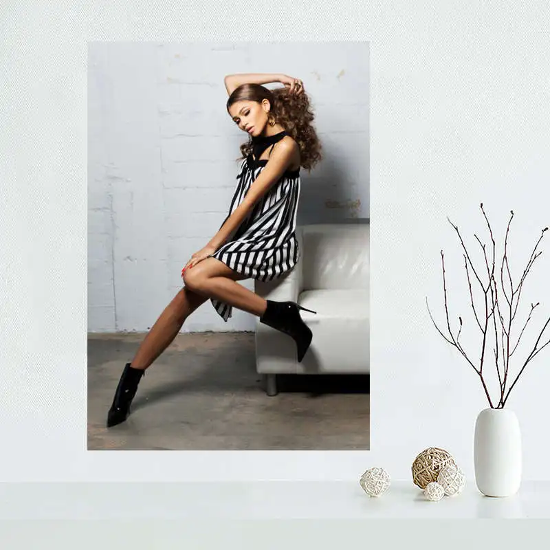 

Custom Zendaya Canvas Painting Poster Cloth Silk Fabric Wall Art Poster for Living Room Home Decor
