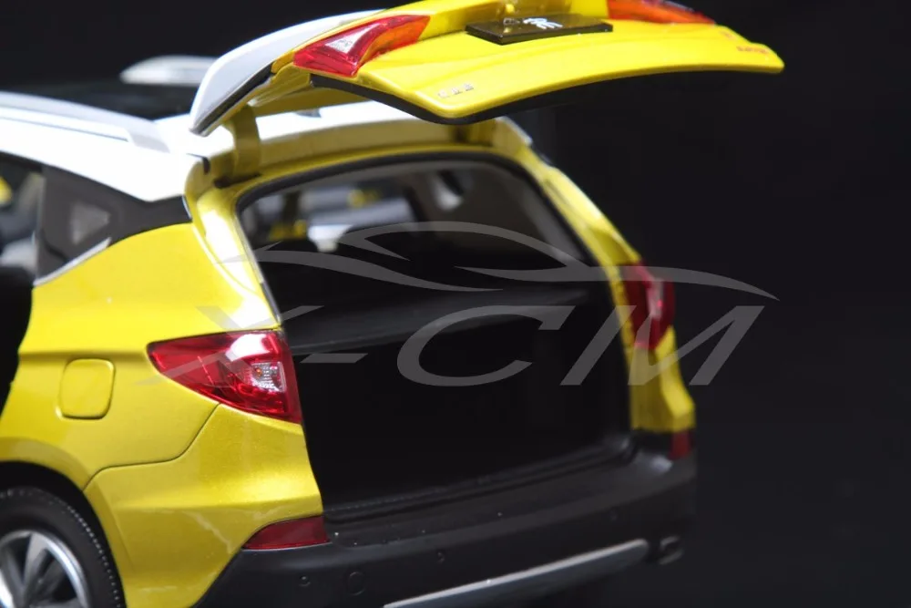 Отлитый под давлением автомобиль модель BYD Song 1:18 (желтый и белый) наклонная