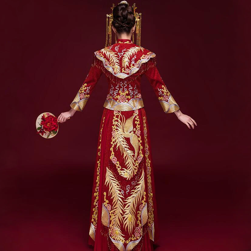 Традиционное китайское свадебное платье "Чэнгсам" с вышивкой феникса и шалью.