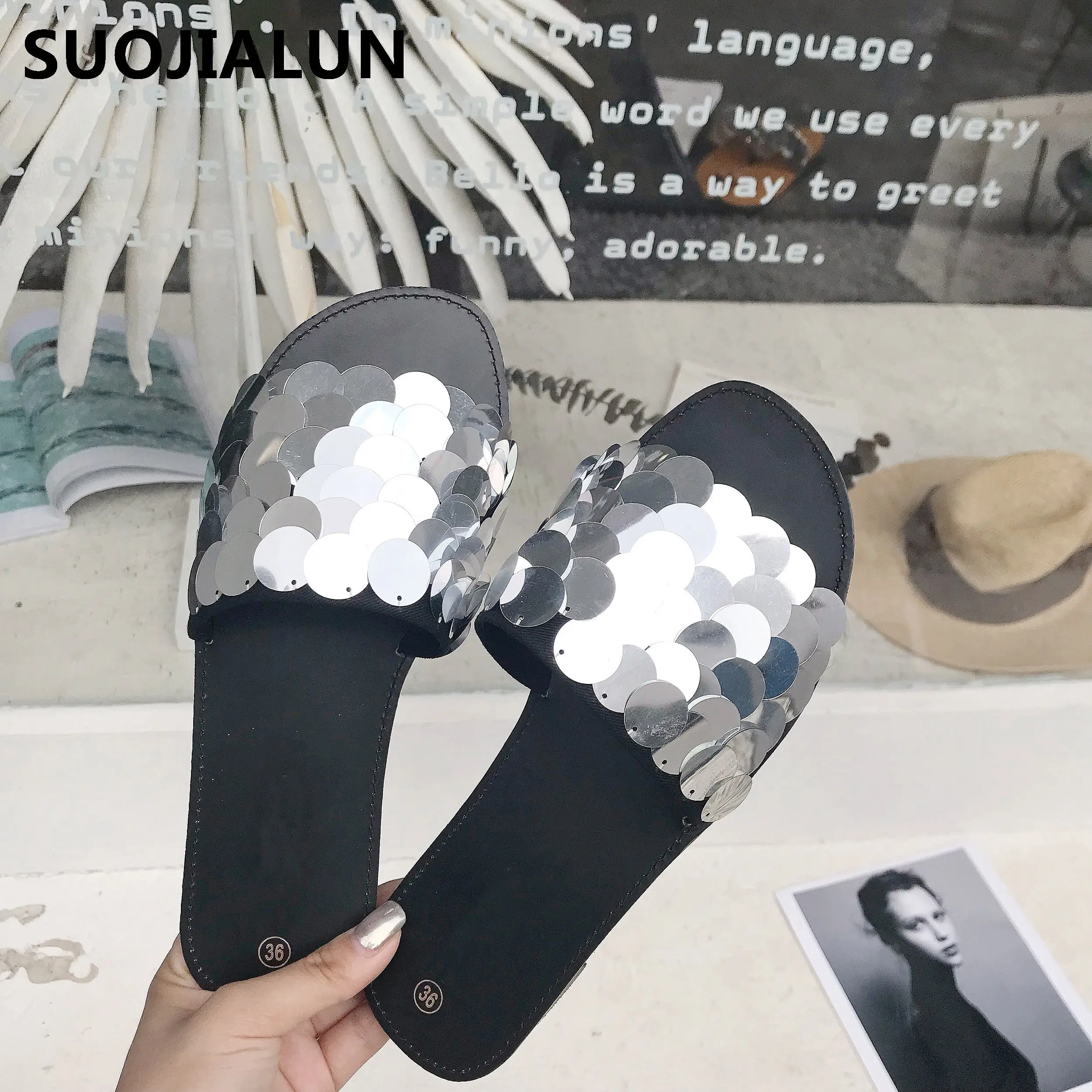 SUOJIALUN/2019 женские шлепанцы на плоской подошве блестящие с блестками летние