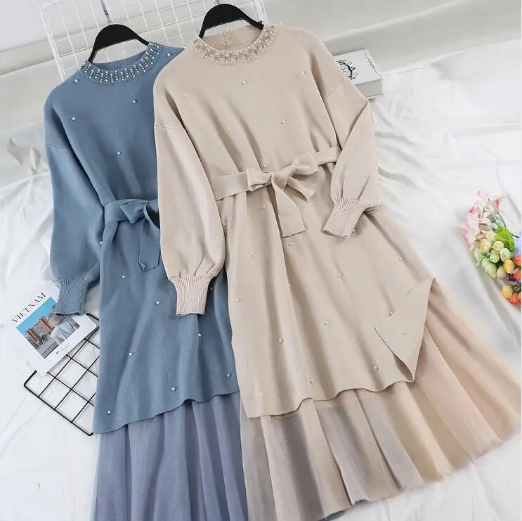 Женское трикотажное платье средней длины с длинными рукавами и бусинами поясом