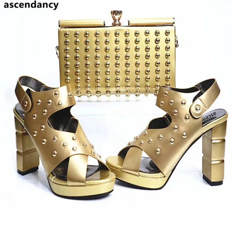 Женский комплект из обуви и сумки в итальянском стиле золотистого цвета Комплект